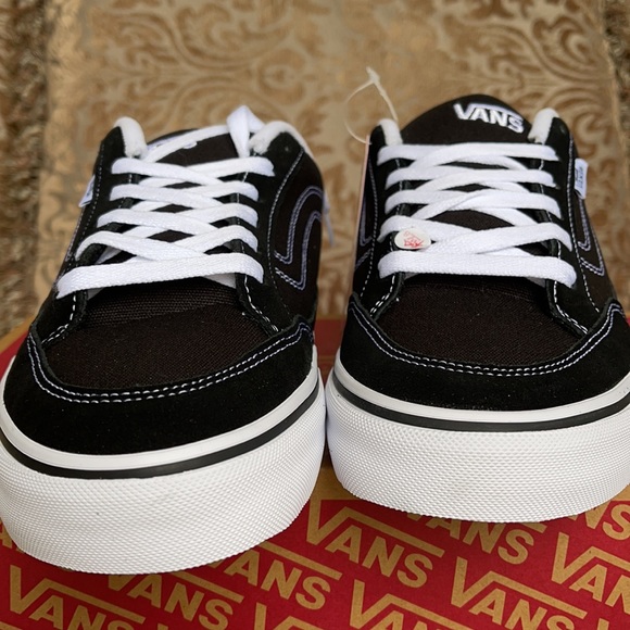 Vans Bearcat Black/White Men’s Bearcat
Black/White
VN000DT2BZW
Sneakers - Picture 13 of 16